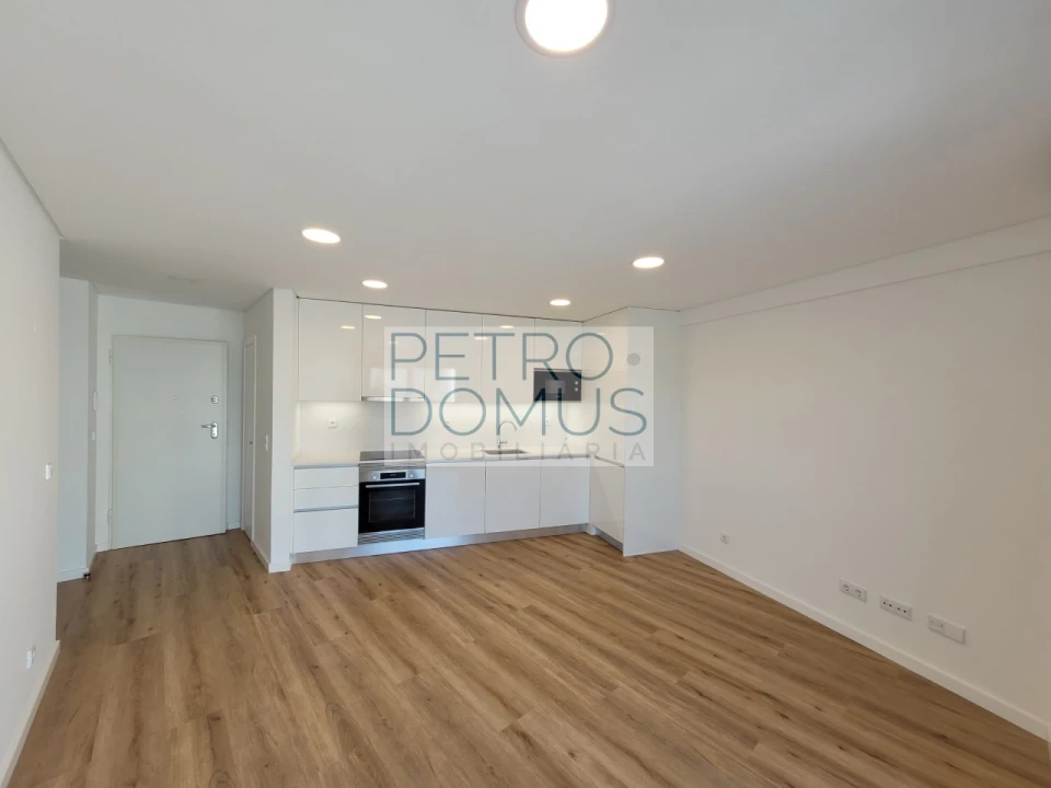 Apartamento T1 para Arrendamento em Campolide Foto 2