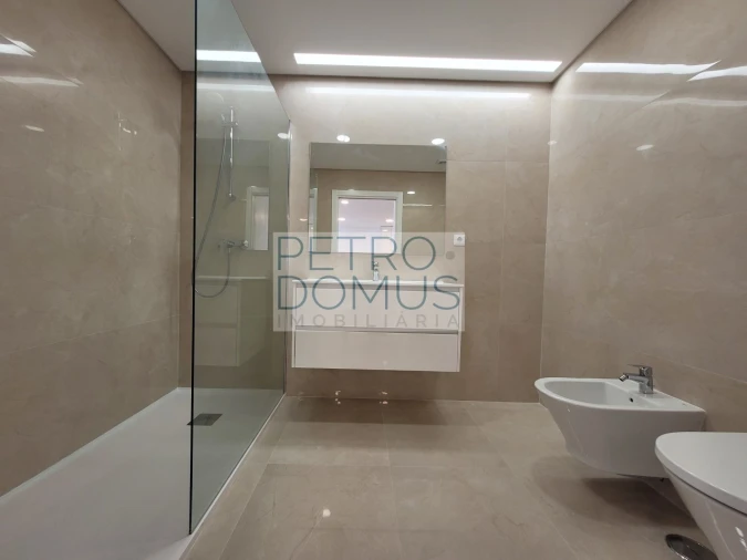 Apartamento T1 para Arrendamento em Campolide Foto 2