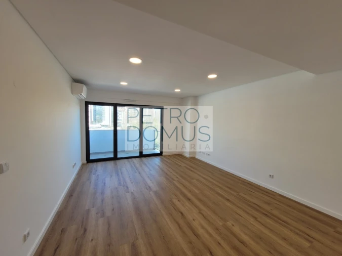 Apartamento T1 para Arrendamento em Campolide Foto 6