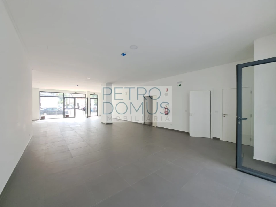 Loja para Arrendamento em Campolide Foto 1