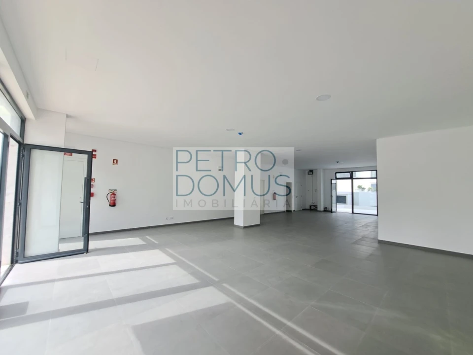 Loja para Arrendamento em Campolide Foto 2