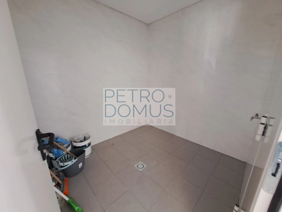 Loja para Arrendamento em Campolide Foto 10