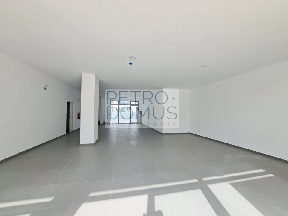 Loja para Arrendamento em Campolide Foto 3