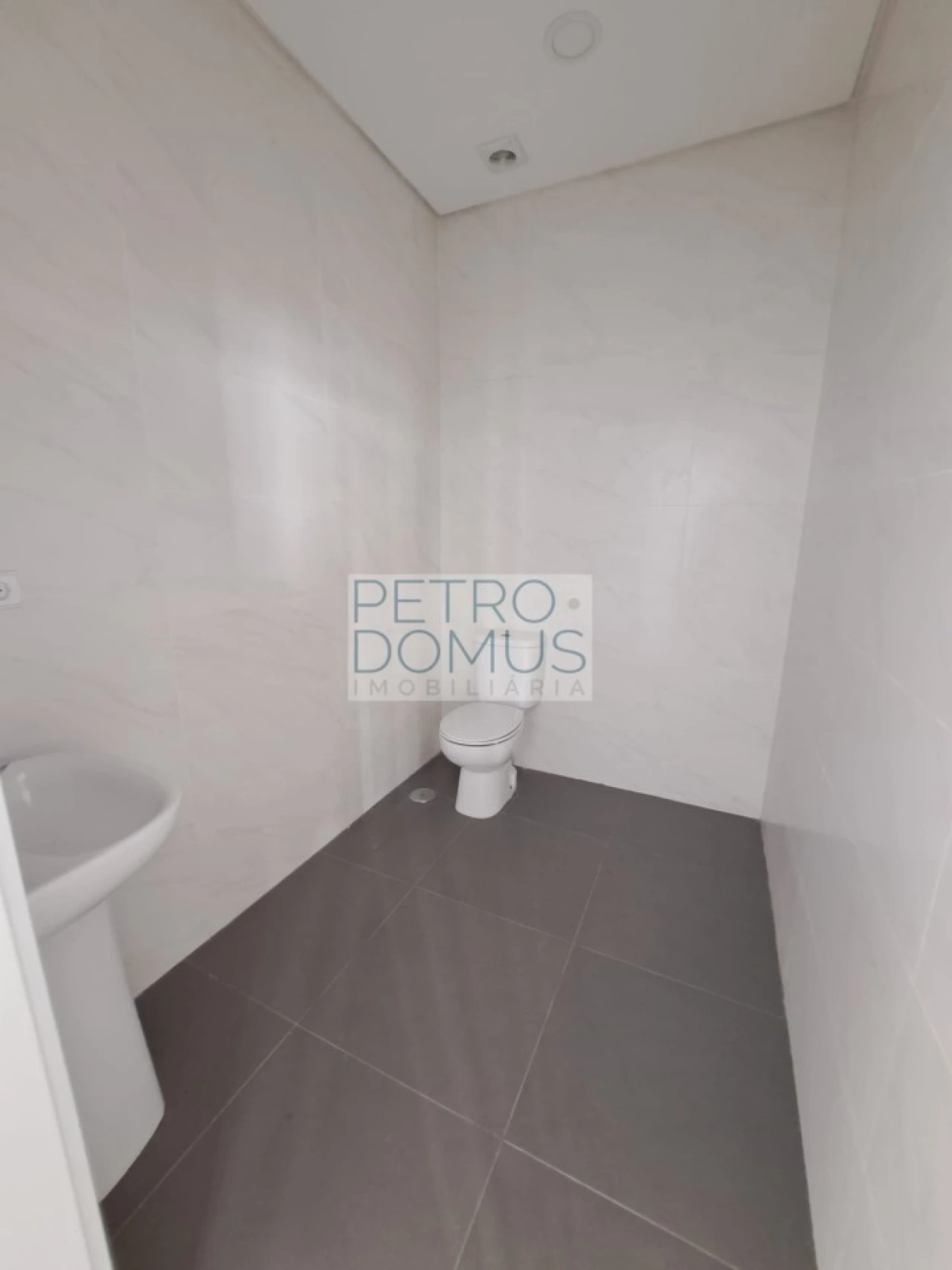 Loja para Arrendamento em Campolide Foto 9