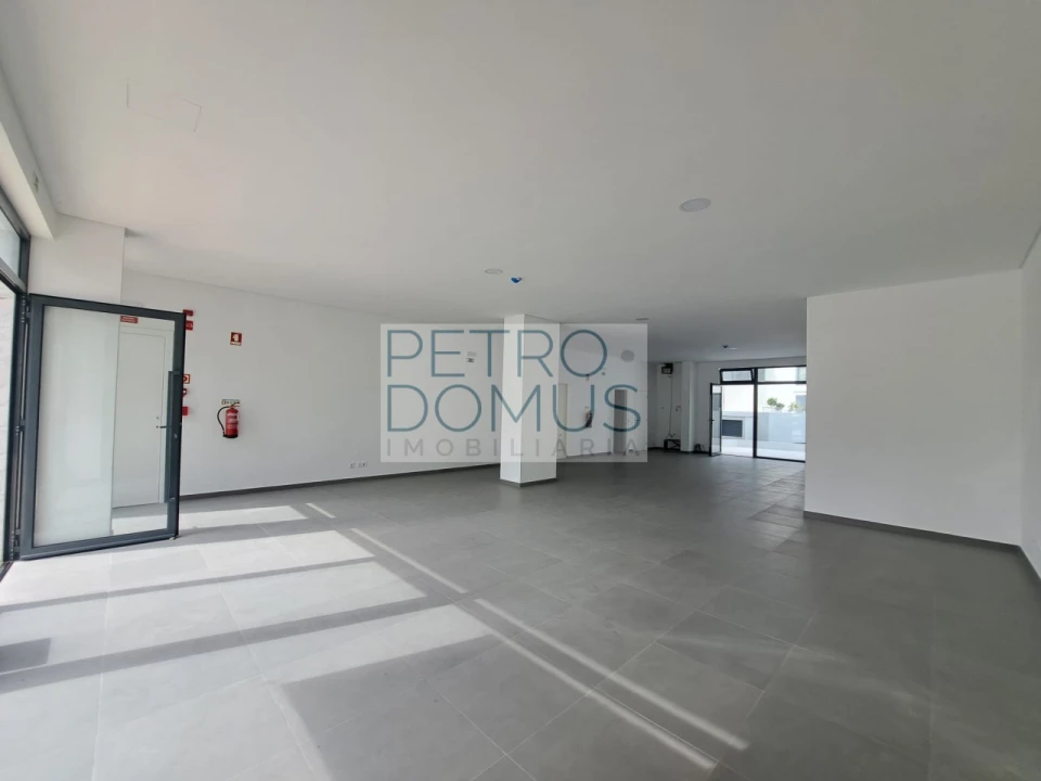 Loja para Arrendamento em Campolide Foto 4