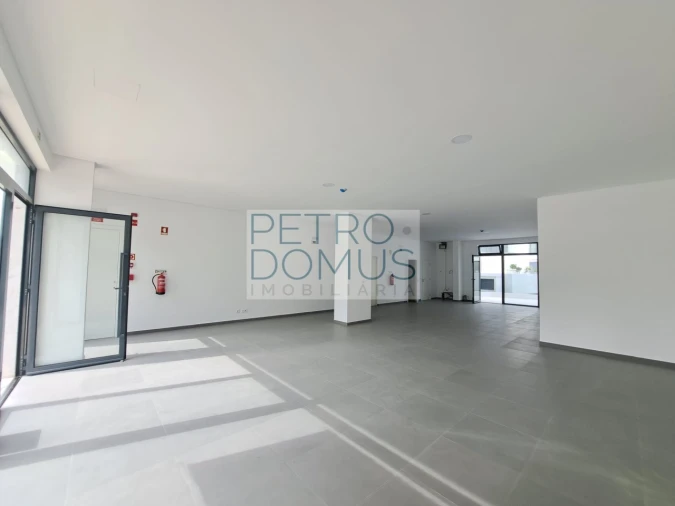 Loja para Arrendamento em Campolide Foto 2