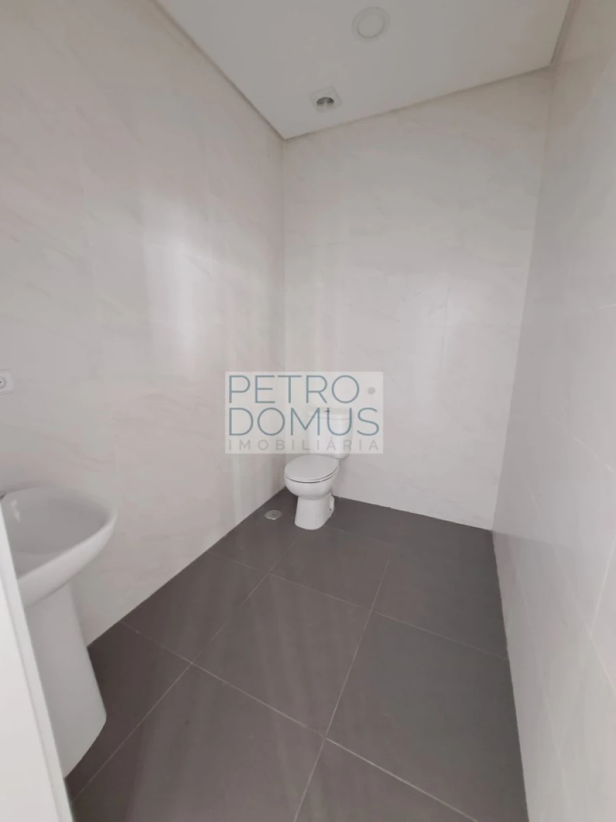 Loja para Arrendamento em Campolide Foto 9