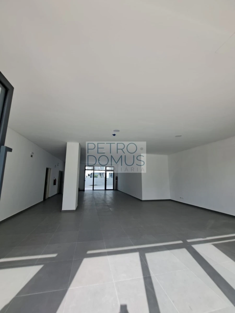 Loja para Arrendamento em Campolide Foto 7