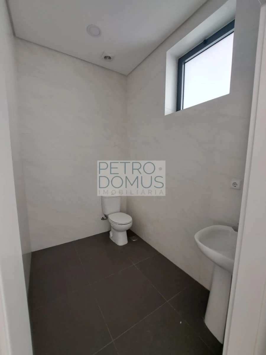 Loja para Arrendamento em Campolide Foto 8