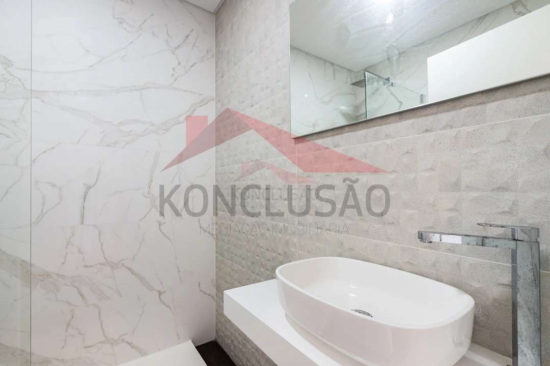 Moradia T5 para Venda em Vialonga Foto 18