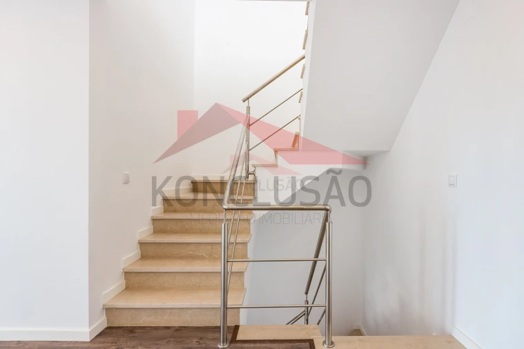 Moradia T5 para Venda em Vialonga Foto 10