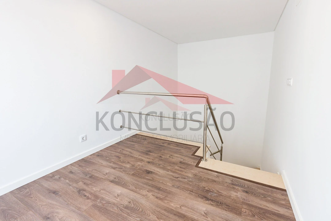 Moradia T5 para Venda em Vialonga Foto 13