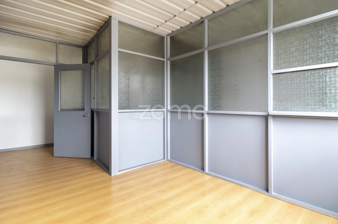 Terreno Comércio / Armazém para Arrendamento em Creixomil Foto 10