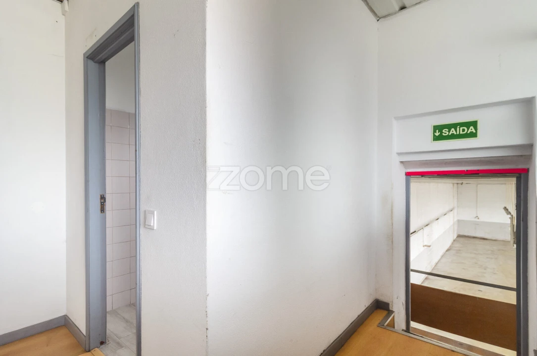 Terreno Comércio / Armazém para Arrendamento em Creixomil Foto 17