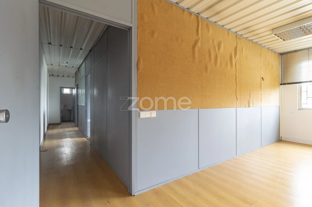 Terreno Comércio / Armazém para Arrendamento em Creixomil Foto 13