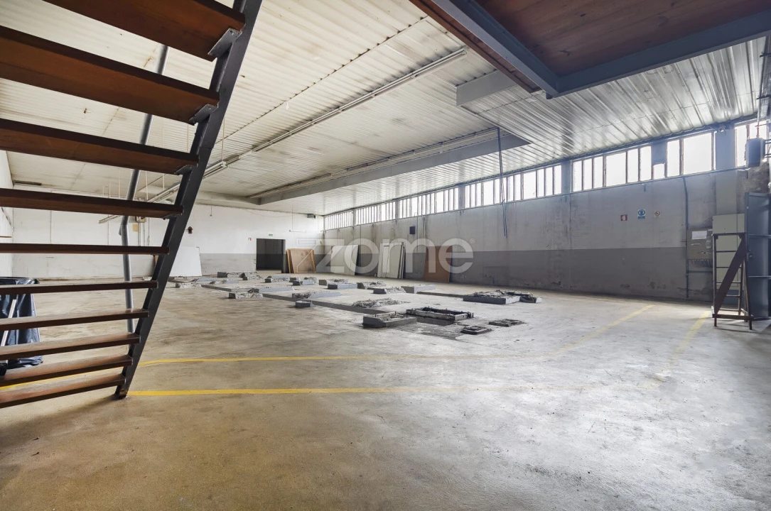 Terreno Comércio / Armazém para Arrendamento em Creixomil Foto 11