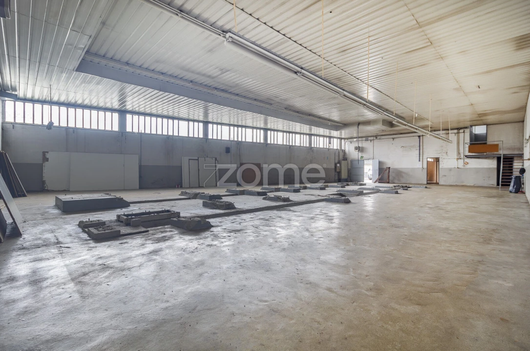 Terreno Comércio / Armazém para Arrendamento em Creixomil Foto 8