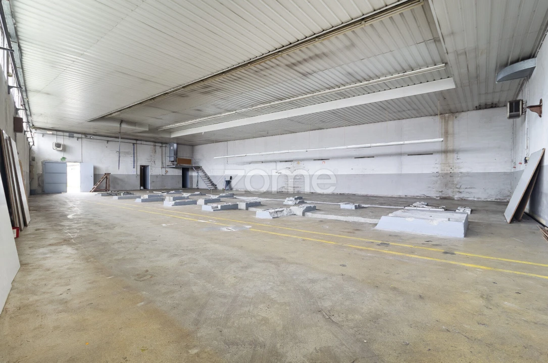 Terreno Comércio / Armazém para Arrendamento em Creixomil Foto 6