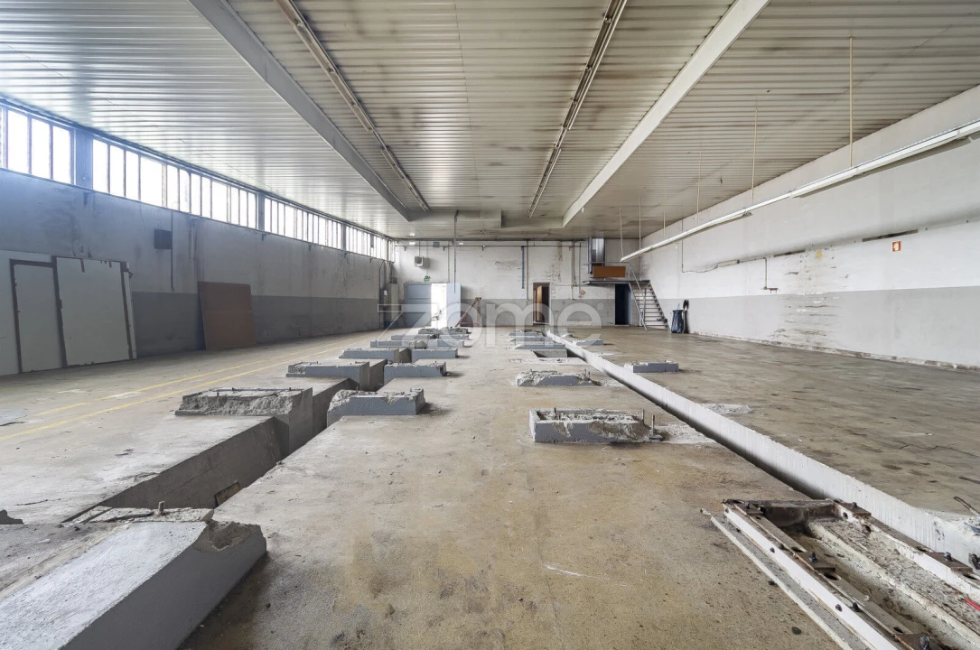 Terreno Comércio / Armazém para Arrendamento em Creixomil Foto 4