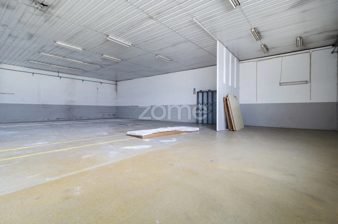 Terreno Comércio / Armazém para Arrendamento em Creixomil Foto 5