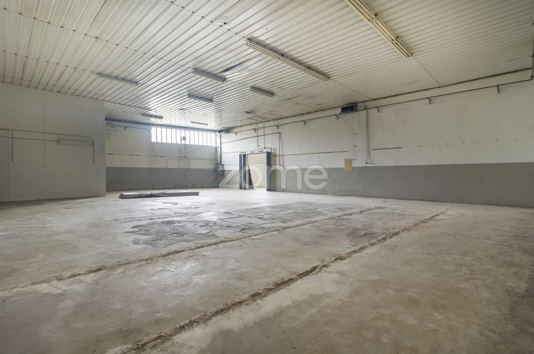 Terreno Comércio / Armazém para Arrendamento em Creixomil Foto 7