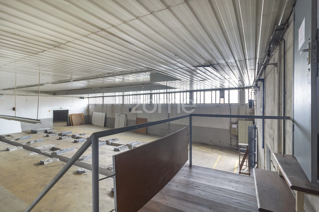 Terreno Comércio / Armazém para Arrendamento em Creixomil Foto 9