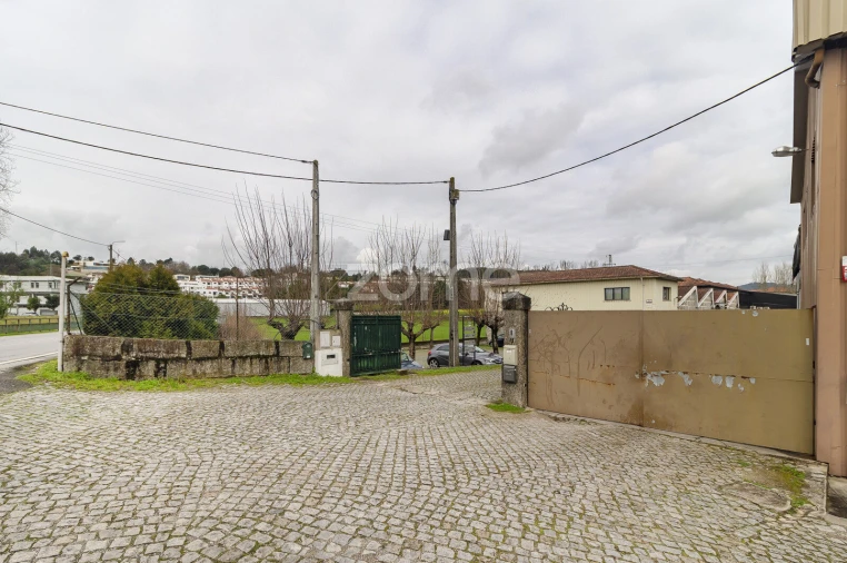 Terreno Comércio / Armazém para Arrendamento em Creixomil Foto 31