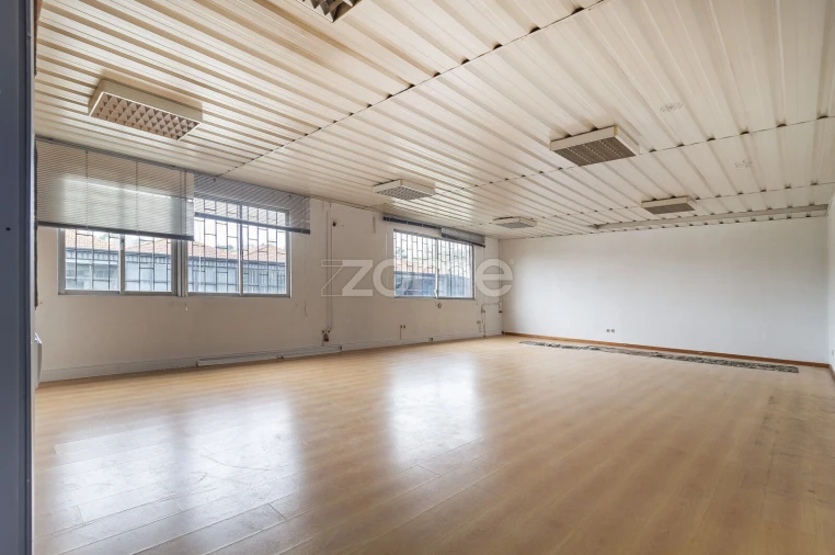 Terreno Comércio / Armazém para Arrendamento em Creixomil Foto 3