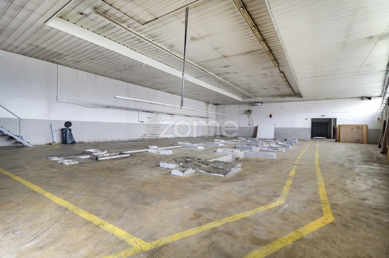 Terreno Comércio / Armazém para Arrendamento em Creixomil Foto 2