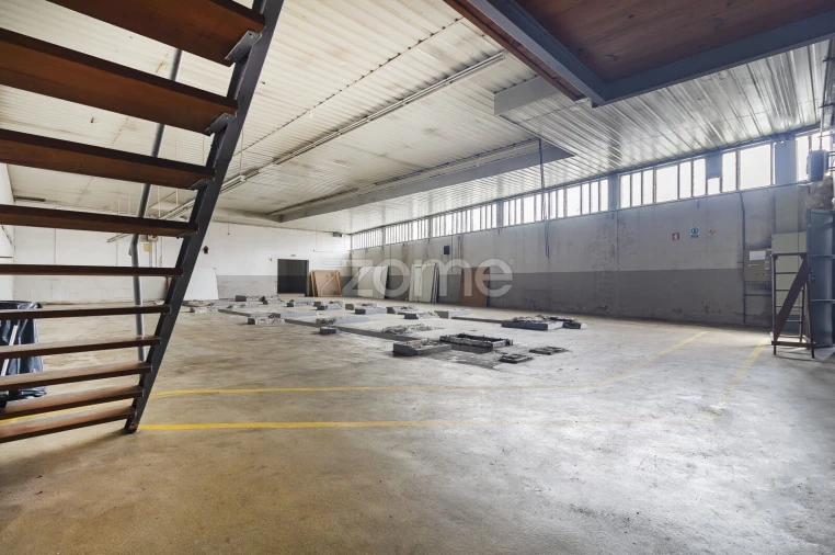 Terreno Comércio / Armazém para Arrendamento em Creixomil Foto 11