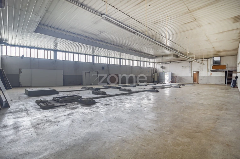 Terreno Comércio / Armazém para Arrendamento em Creixomil Foto 8