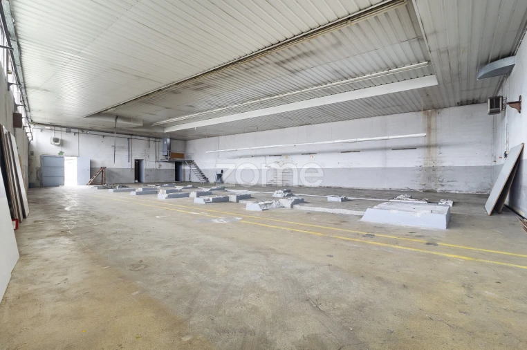 Terreno Comércio / Armazém para Arrendamento em Creixomil Foto 6