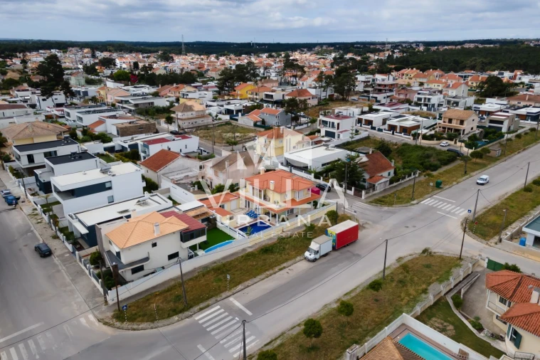 Moradia T4 para Venda em Corroios Foto 8