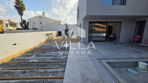 Moradia T4 para Venda em Charneca de Caparica e Sobreda