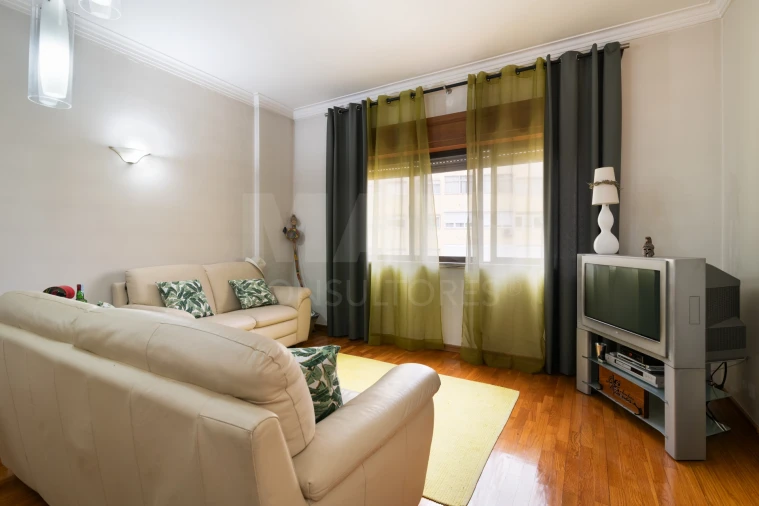 Apartamento T1 para Venda em Benfica Foto 2