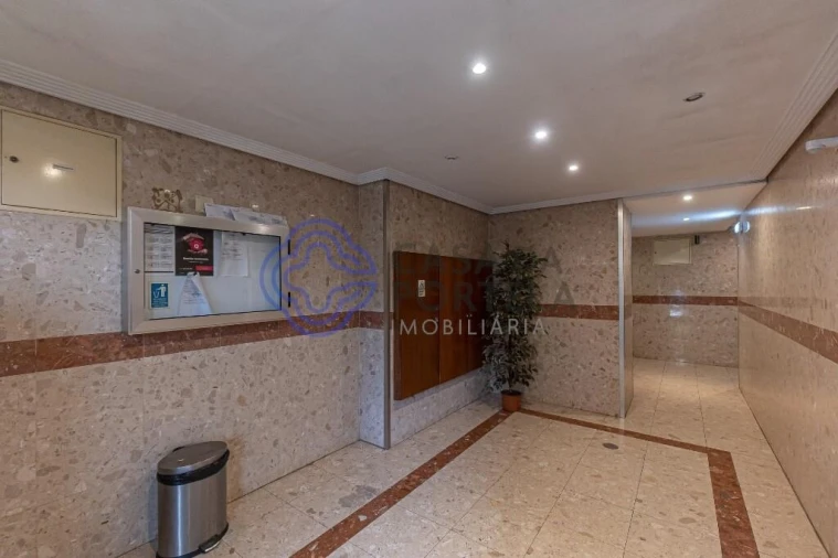 Apartamento T3 para Venda em Vilar de Andorinho Foto 2