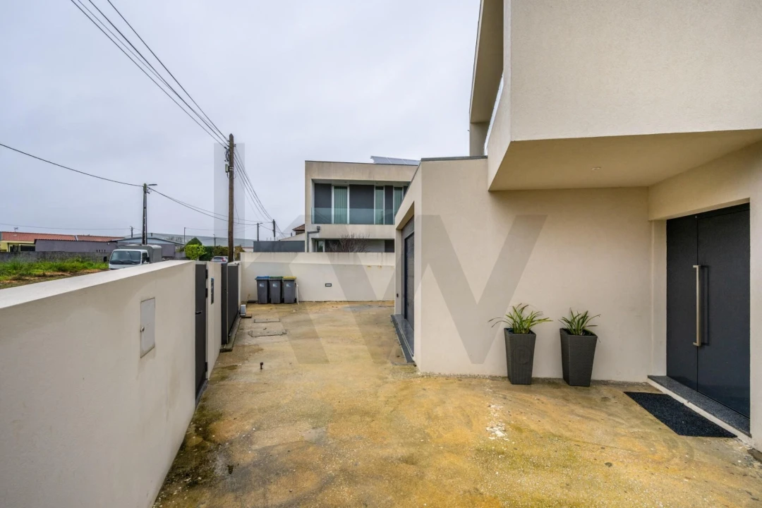 Moradia T4 para Venda em Canelas Foto 25