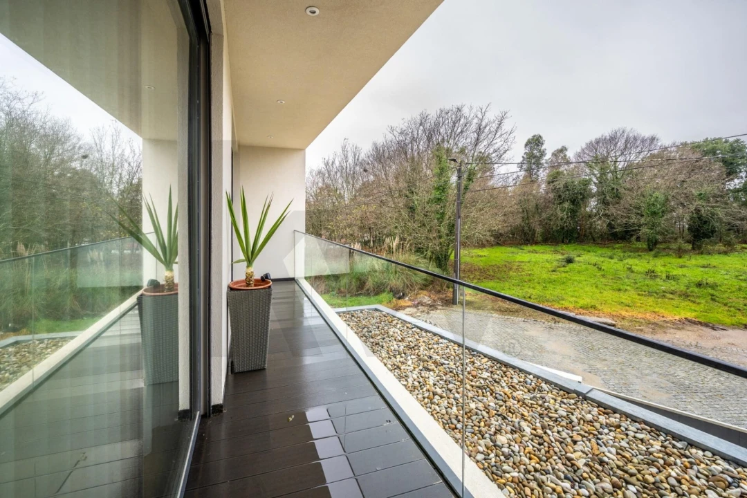 Moradia T4 para Venda em Canelas Foto 30