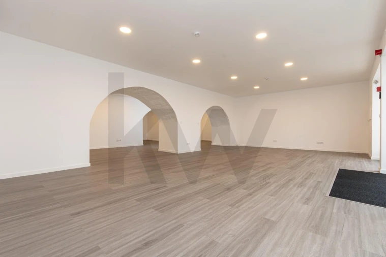 Loja para Arrendamento em Ponta Delgada (São Sebastião) Foto 2