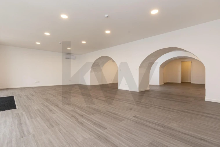 Loja para Arrendamento em Ponta Delgada (São Sebastião) Foto 10