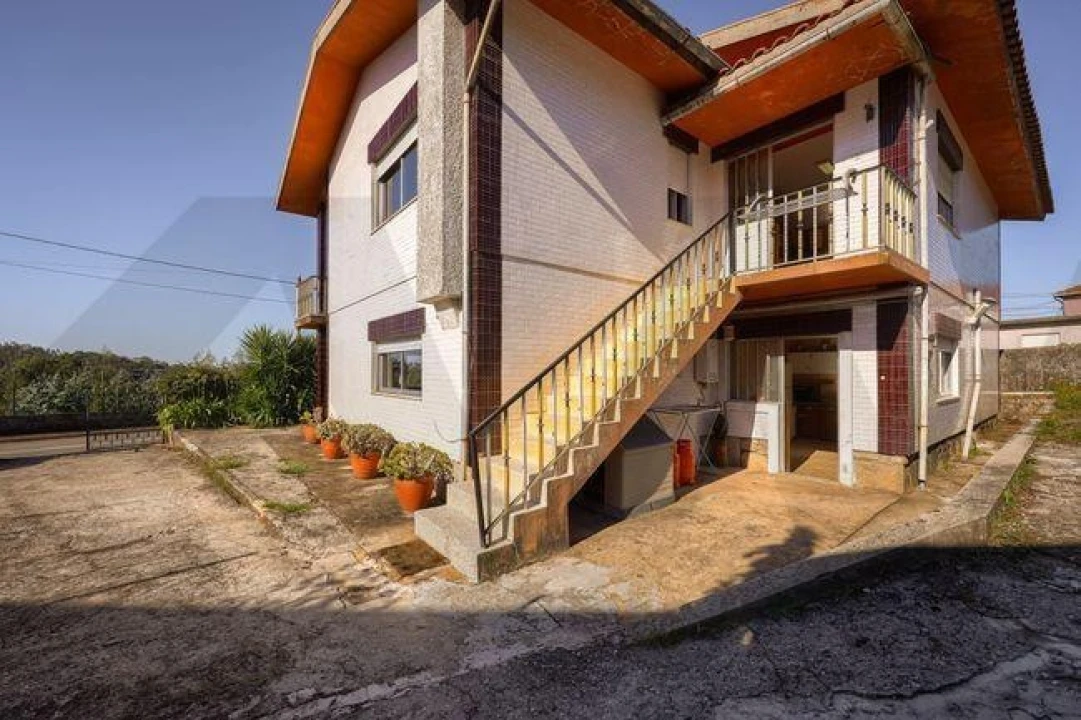 Moradia T6 para Venda em Milheiros de Poiares Foto 2