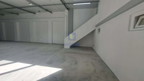 Armazém para Venda em Baixa da Banheira e Vale da Amoreira