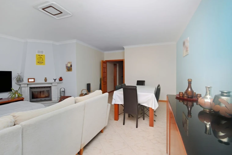 Apartamento T2 para Venda em Rio de Mouro Foto 3