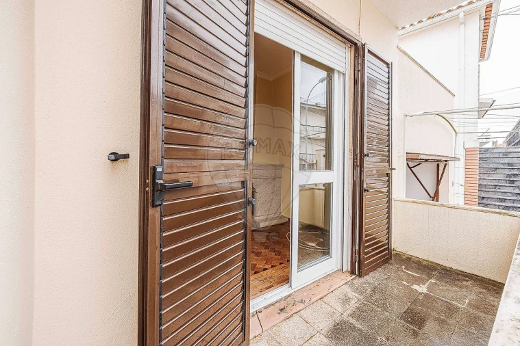 Moradia T3 para Venda em Carnaxide e Queijas Foto 3