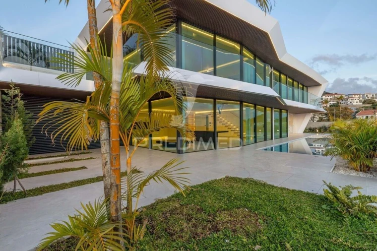 Moradia T4 para Venda em Funchal (São Pedro)