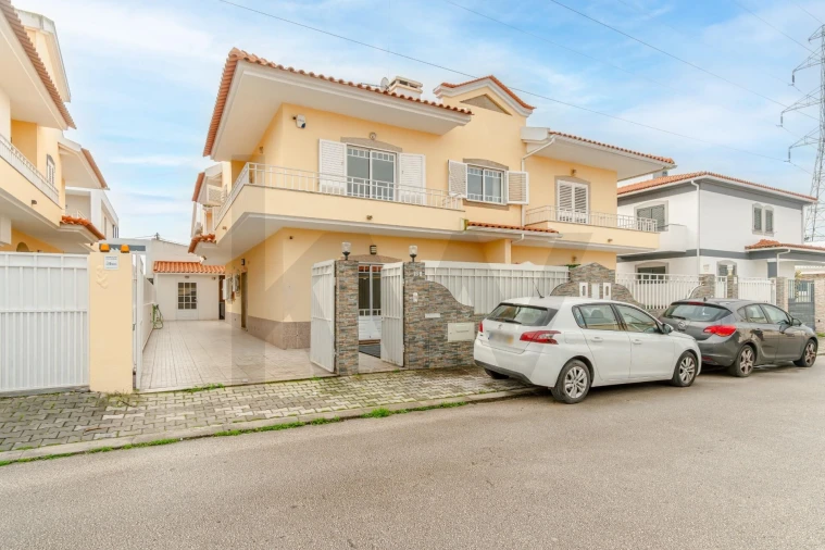 Moradia T3 para Venda em Fernao Ferro Foto 1