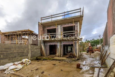 Moradia T4 para Venda em Parceiros e Azoia