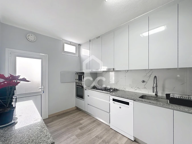 Moradia T4 para Venda em Santa Maria Maior Foto 11