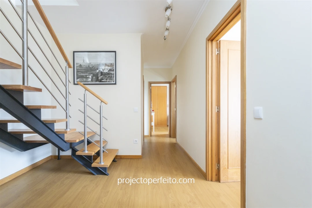 Apartamento T4 para Venda em Paços de Brandão Foto 11