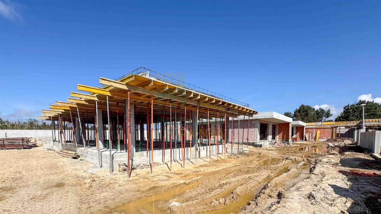 Moradia T3 para Venda em Santa Maria, São Pedro e Sobral da Lagoa Foto 1